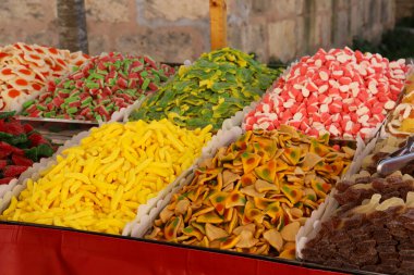 Puesto de golosinas en el mercado. Candy stall in the market. clipart