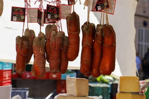 Geleneksel Balear çiğ et sobrasada sosisi kıyma, kırmızı biber ve baharattan yapılır. 
