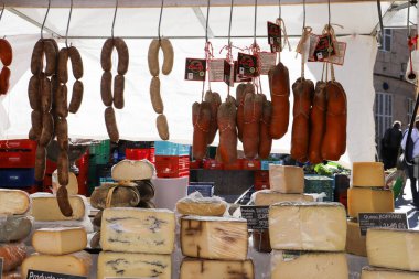 Geleneksel Balear çiğ et sobrasada sosisi kıyma, kırmızı biber ve baharattan yapılır. 