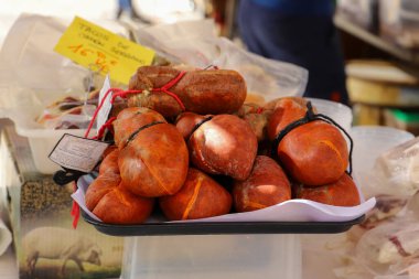 Geleneksel Balear çiğ et sobrasada sosisi kıyma, kırmızı biber ve baharattan yapılır. Sineu Market 'te Sobrasada, Mayorka.