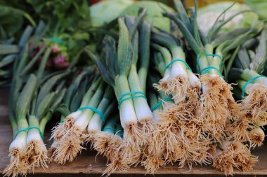 Pazar yerinde taze soğan.