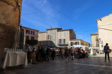 Pazar yerinde taze soğan.