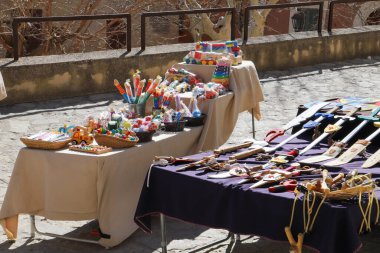 Sineu, Mayorka, Illes Balear 14-02-2024. Sineu pazarında oyuncak tezgahları.