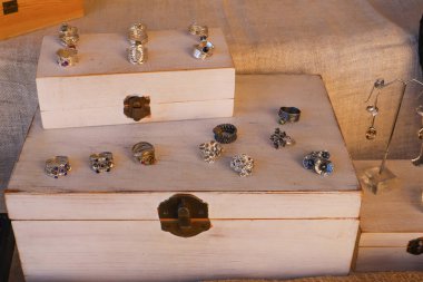 Halkalar pazarda duruyor..