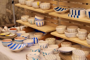 Piyasadaki beyaz ve mavi seramik tezgah.