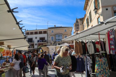 Sineu, Mayorka, Illes Balear 14-02-204 Sineu pazarındaki sebze tezgahları..