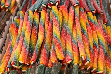 Marketteki renkli şeker tezgahı. Meyan kökü..