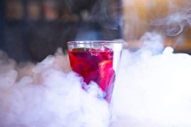 Taze bahar ya da yaz buzlu bardak limonlu mocktail ve naneli kokteyl akşam vakti kafeteryada, sisle kaplıdır. Yüksek kalite fotoğraf