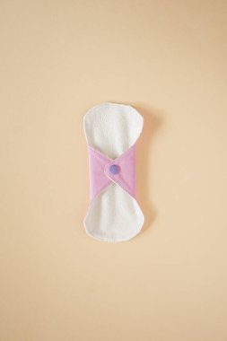 Sıfır bel muayenesi. Konsept: çevre dostu kadın hijyeni, tekrar kullan. Şeftali arka planda yeniden kullanılabilir hijyenik pedler. Yüksek kalite fotoğraf