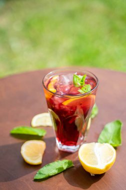 Taze bahar ya da yaz buzlu bardak limonlu mocktail ve akşam ışığında kafede nane şekeri. Yüksek kalite fotoğraf