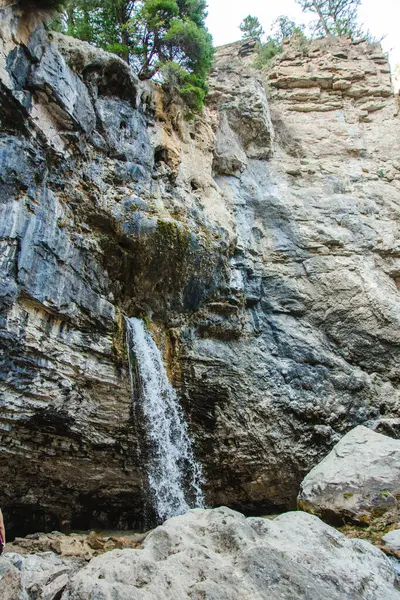 İlkbaharda Colorado 'da asılan göl şelalesi. Yüksek kalite fotoğraf