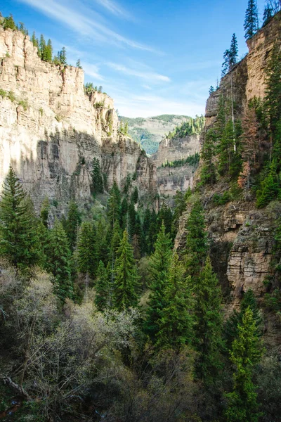 İlkbaharda Colorado 'da göl dağları asılıydı. Yüksek kalite fotoğraf