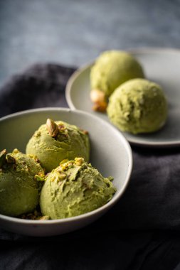 Gri kasede fıstıklı dondurma, yakın çekim, üst manzara. Yüksek kalite fotoğraf