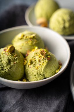 Gri kasede fıstıklı dondurma, yakın çekim, üst manzara. Yüksek kalite fotoğraf