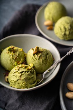 Gri kasede fıstıklı dondurma, yakın çekim, üst manzara. Yüksek kalite fotoğraf