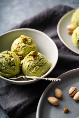 Gri kasede fıstıklı dondurma, yakın çekim, üst manzara. Yüksek kalite fotoğraf