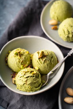 Gri kasede fıstıklı dondurma, yakın çekim, üst manzara. Yüksek kalite fotoğraf