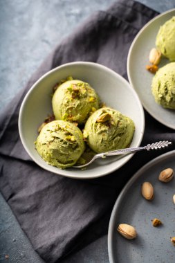 Gri kasede fıstıklı dondurma, yakın çekim, üst manzara. Yüksek kalite fotoğraf