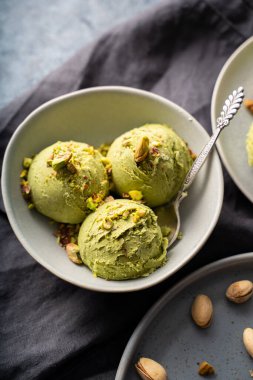 Gri kasede fıstıklı dondurma, yakın çekim, üst manzara. Yüksek kalite fotoğraf