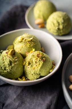 Gri kasede fıstıklı dondurma, yakın çekim, üst manzara. Yüksek kalite fotoğraf