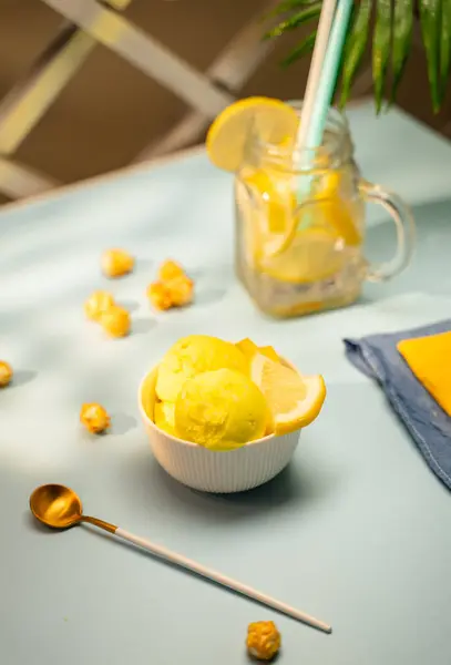 Limonata, limon ve gün batımında palmiye yapraklı limonlu dondurma. Taze içecek. Yüksek kalite fotoğraf