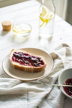 Ahşap zemin üzerinde ev yapımı kuşüzümü reçeli olan taze tost ekmeği. Yüksek kalite fotoğraf