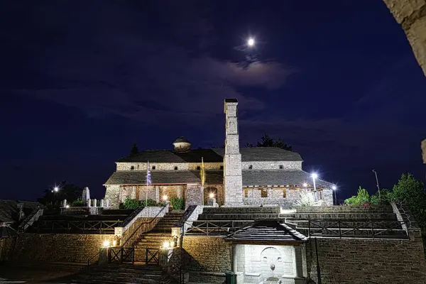 Agia Paraskevi Kilisesi, Rodavgi Arta 'nın mücevheridir. 1804 'te köyün merkezindeki bir tepede inşa edilmiş.,