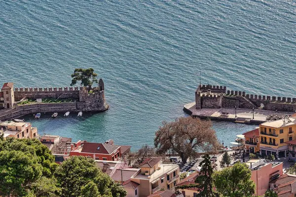 Şehrin Venedik limanı kesinlikle Nafpaktos 'un tescilli markasıdır. Eski pitoresk liman, uçlarında iki kule bulunan ve eski kasabayı çevreleyen kale duvarlarının bir uzantısıdır.. 