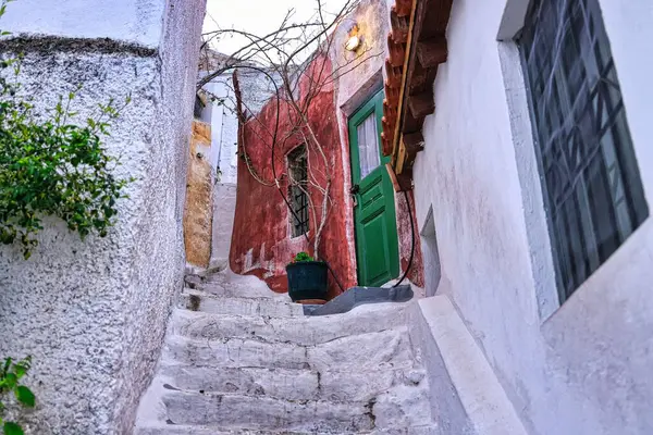 Atina 'daki eski ahşap ev