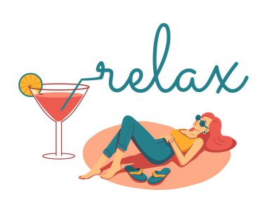 İçinde güzel bir kadın olan yaz retro kartpostalı bir bardak kokteylin yanında duruyor. Yaz havası. Çizgi film karakterleri düz biçimli vektör posteri.