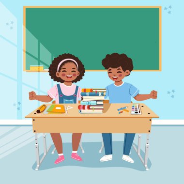 Sınıfta masada oturan mutlu çocuklar ve arkada okul panosu var. Okul konseptine geri dönelim. Çizgi film tarzında vektör illüstrasyonu