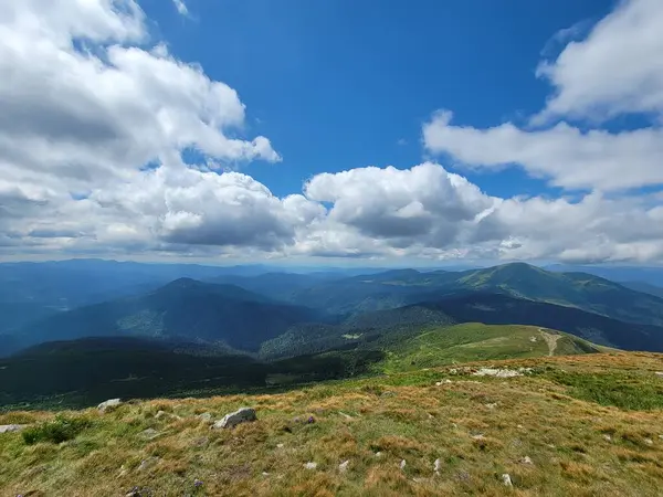 Hoverla Dağı kayan tepeler, yemyeşil ormanlar ve pitoresk vadilerden oluşan panoramik manzaralar sunar. Ivano-Frankivsk bölgesi, Transcarpathian bölgesi, Ukrayna