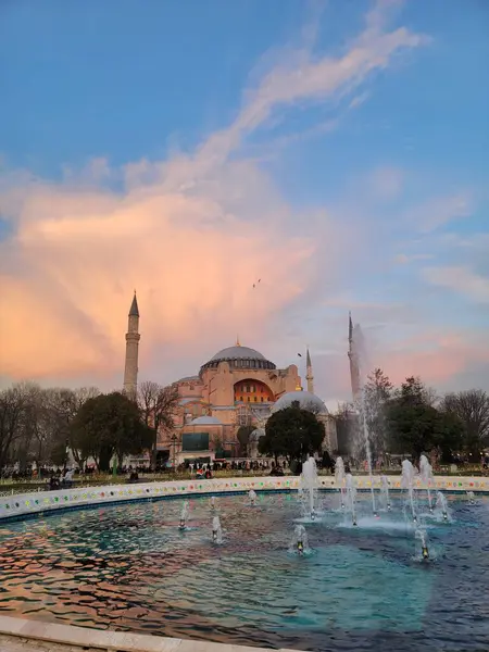 Ayasofya Büyük Camii, Bizans ve İslami mimari tarzların birleşimini temsil eden muazzam kubbesi, çarpıcı mozaikleri ve karmaşık mermer sütunlarıyla ünlüdür. İstanbul, Türkiye