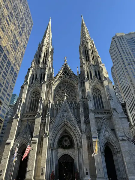 New York 'taki St. Patrick Katedrali, inancın ve mimari ihtişamın nefes kesici bir sembolüdür. Beşinci Cadde' yi görkemli varlığıyla süsleyen, yüksek kuleler ve parlak cam pencerelerle süsleyen bir yer. New York, Amerika Birleşik Devletleri.