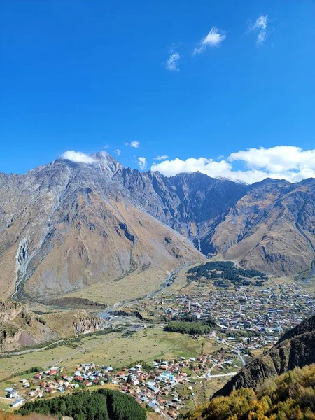 Gürcistan 'ın Kazbegi Bölgesi' nde yer alan Gergeti Trinity View Point, Stepantsminda kasabasının büyüleyici bir manzarasını gözler önüne seriyor. Kazbegi, Gürcistan