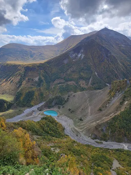 Kafkas dağlarındaki Şeytan Vadisi. Gudauri, Gürcistan