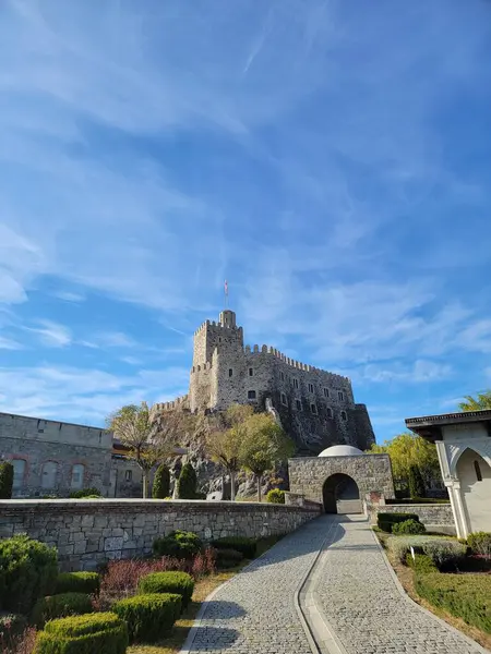 Akhaltsikhe kasabasının ana görüntüsü olan eski taş Akhaltsikhe (Rabati) kalesi küçük tepede bulunuyor. Akhaltsikhe, Samtskhe-Javakheti, Gürcistan