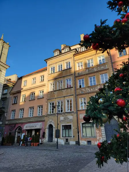 Varşova Eski Kasabası ışıltılı ışıklarla, yükselen Noel ağaçlarıyla ve geleneksel ikramlar ve el sanatları sunan büyüleyici pazar tezgahlarıyla şenlikli bir harikalar diyarına dönüştü. Varşova, Polonya