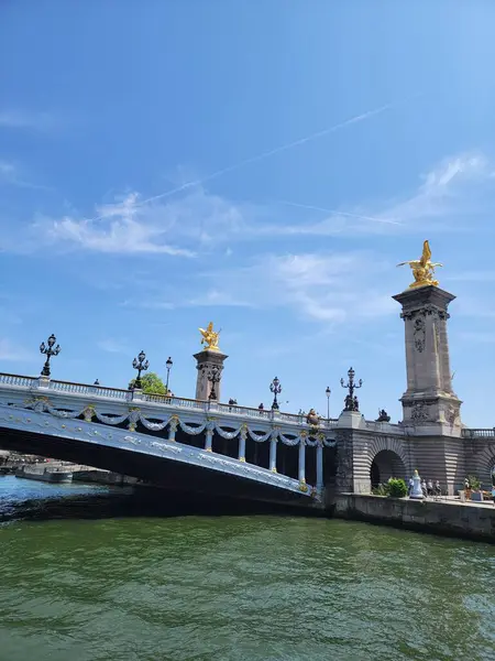 Pont Alexandre III, Fransa 'nın başkenti Paris' te bulunan Seine Nehri 'ne uzanan zarif bir köprüdür.