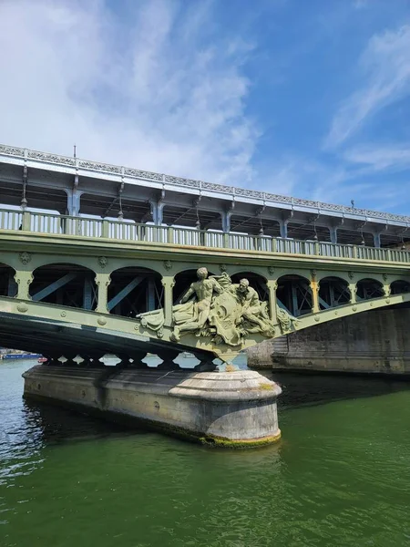 Bir-Hakeim Köprüsü, Paris, Fransa. Çelik ve taştan yapılmış zarif bir kavis. Sen nehrinin altından pırıl pırıl bir kucaklama ile akıyor..