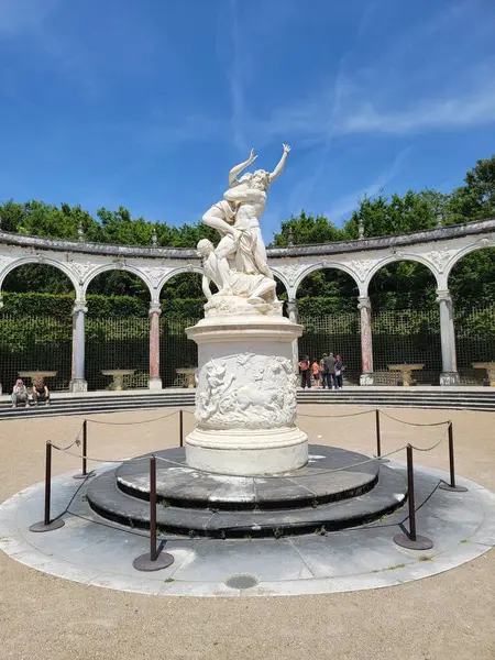 Versailles Bahçesi 'nde Colonnade Grove. Heybetli sıra sıra yükselen ağaçlar mermer sütunları kuşatarak, ziyaretçileri zenginlik ve zarafet çağına taşıyan doğa ve mimarinin ahenkli bir senfonisini oluşturuyor. Versay, Fransa