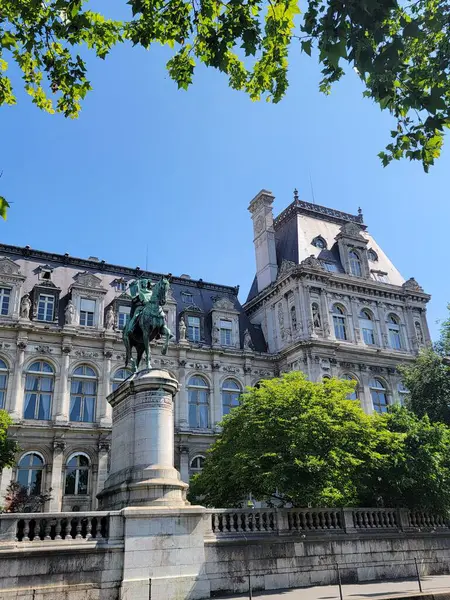 Paris 'teki Ville Oteli muhteşem bir mimari mücevherdir. Heykeller, karmaşık heykeller ve süslü süslemelerle donatılmış heykeli ile şehrin kalbinde dikkatleri üzerine çekiyor. Paris, Fransa