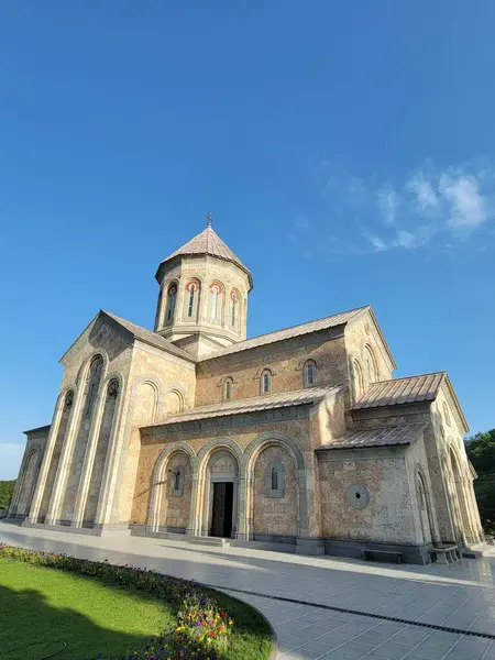 Gürcistan 'daki Aziz Nino Manastırı yemyeşil manzaraların arasına gizlenmiş sakin bir sığınaktır. Antik katedrali ve huzur dolu çevresiyle, zamansız bir ruhani zarafet havası yayıyor. Sighnaghi, Gürcistan