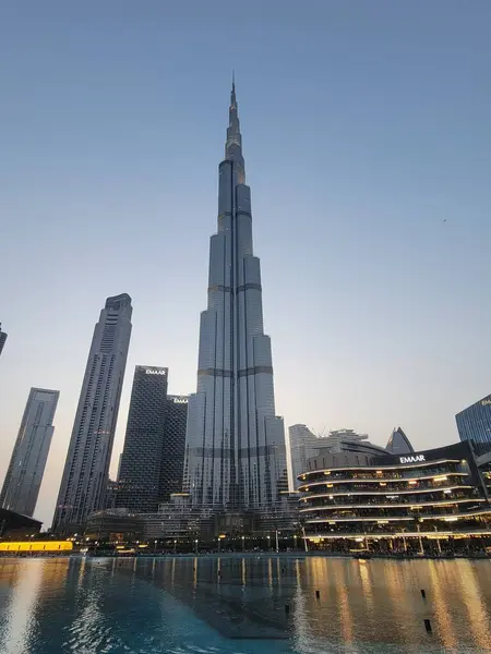 Gün batımında Burj Halife insanoğlunun yaratıcılığının nefes kesici bir kanıtı olarak gökyüzüne doğru süzülüyor. Dubai, BAE