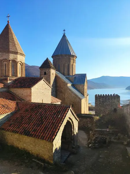 Gürcistan 'daki Zhinvali su deposu yakınlarındaki Ananuri Kalesi. Tarihin tarihi taş duvarların arasından Kafkasya Dağları 'nın arka planına fısıldadığı Aragvi Nehri' nin kıyılarına kurulmuş görkemli bir kale. Ananuri, Gürcistan