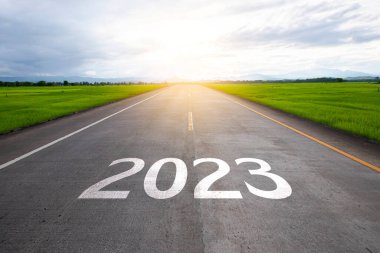 Boş asfalt yol ve Yeni Yıl 2023 kavramı.
