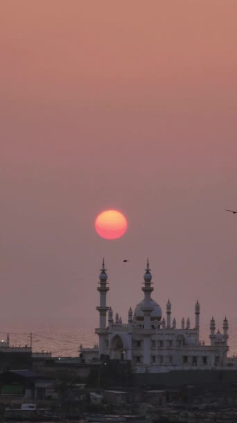 海滩边的清真寺和神圣的日落 — 图库视频影像