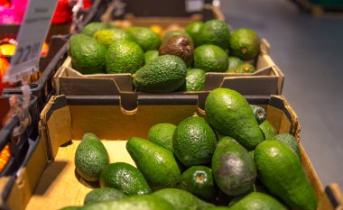 Pazarda taze avokado.