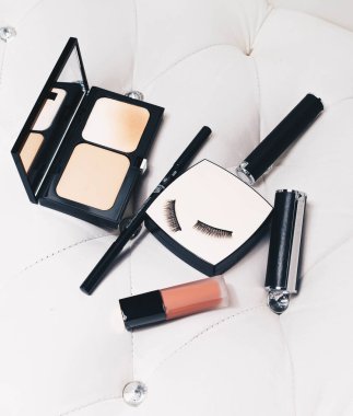 Beyaz arka planda makyaj ürünleri. güzellik ve kozmetik.