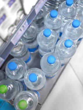 Süpermarkette plastik su şişeleri